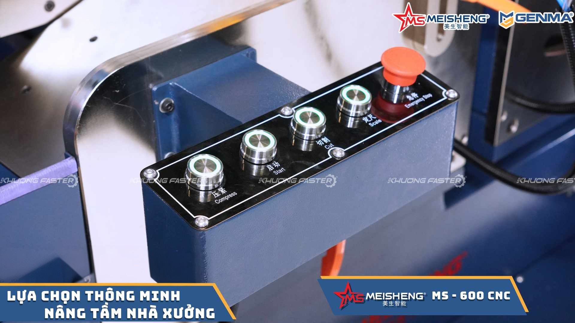 Bảng điều khiển máy cắt CNC Meisheng MS 600 với các nút bấm chức năng và nút dừng khẩn cấp màu đỏ
