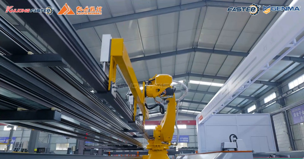 Hệ thống tay gắp robot tự động 100 %, tự set thời gian gắp phôi đồng bộ với máy